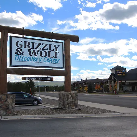 Gray Wolf Inn & Suites-3
