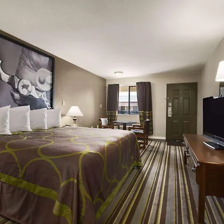 Super 8 By Wyndham Childress-3