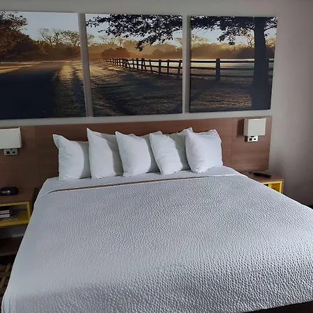 Days Inn & Suites By Wyndham Huntsville-2