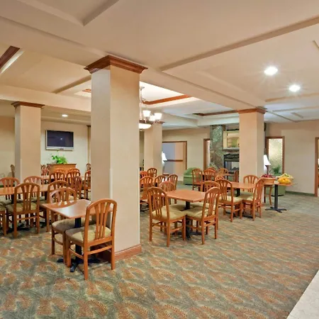Triple Play Resort Hotel & Suites-2