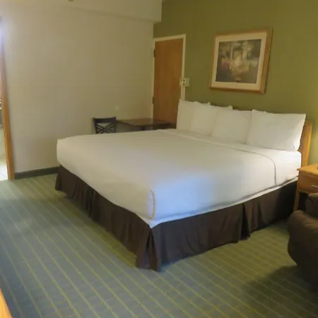 Baymont By Wyndham Fargo-2