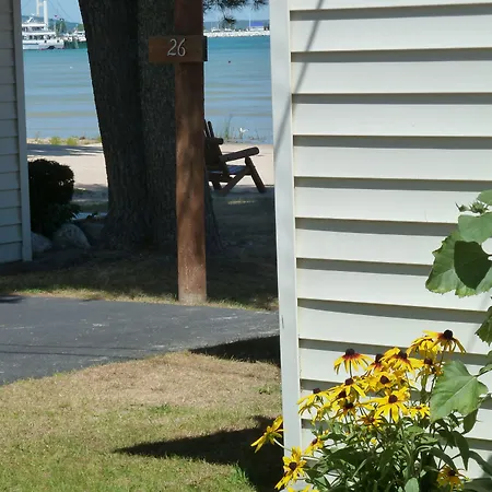 Beach House Lakeside Cottages-2