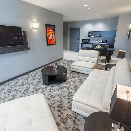 Applause Hotel Calgary Airport By Clique-3
