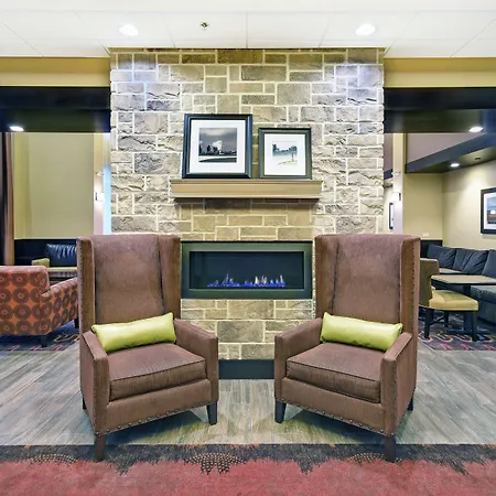 Hampton Inn & Suites Milwaukee/Franklin-2