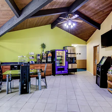 Bloomer Inn & Suites-3