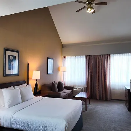 Ramada By Wyndham Kelowna Hotel & Conference Center-3