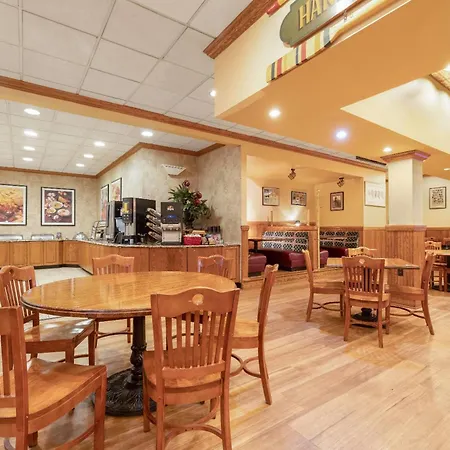 Ramada By Wyndham State College Hotel & Conference Center-3