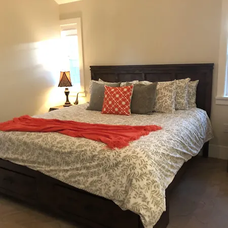 Chatham House Kelowna Bed & Breakfast-3