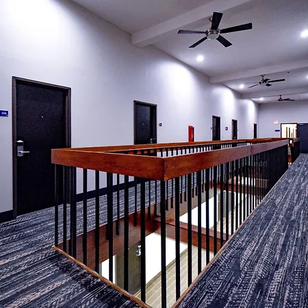 Days Inn & Suites By Wyndham Wisconsin Dells-2