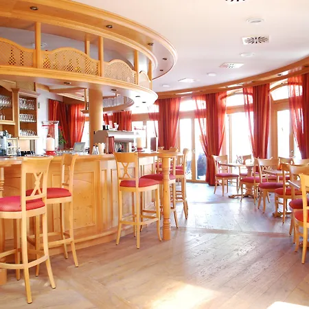 Hotel & Restaurant Post-2