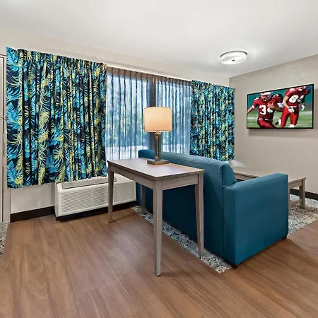 Red Roof Inn Plus+ & Suites Naples Downtown-5Th Ave S-2