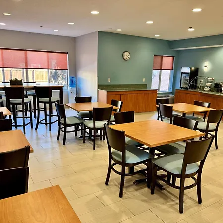 Days Inn & Suites By Wyndham Madison-3