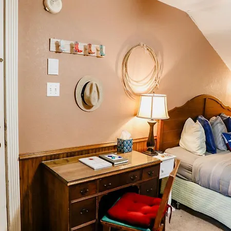 Woodrow House Bed & Breakfast-3