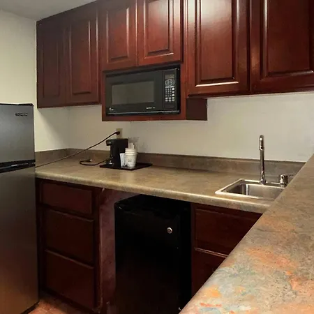 Ramada By Wyndham Albuquerque Midtown-3