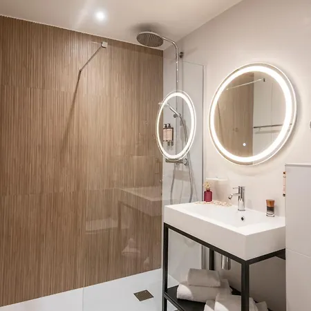 Best Western Premier Le Patio Des Artistes Wellness Jacuzzi-3