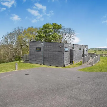 Swanborough Lakes Luxury Lodges-3