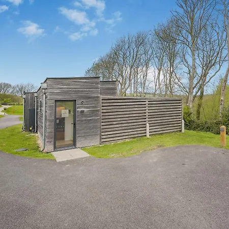 Swanborough Lakes Luxury Lodges-2