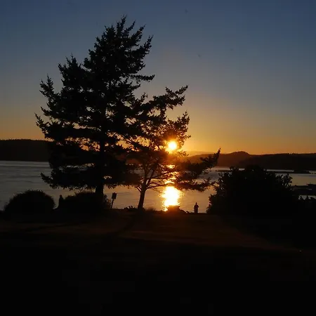 La Conner Camping Resort Beach Cabin 1-2