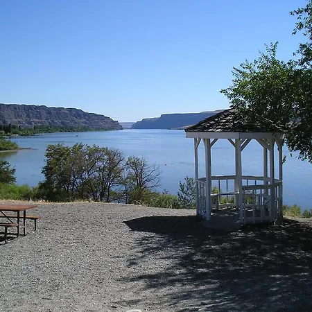 Crescent Bar Camping Resort Cottage 4-3