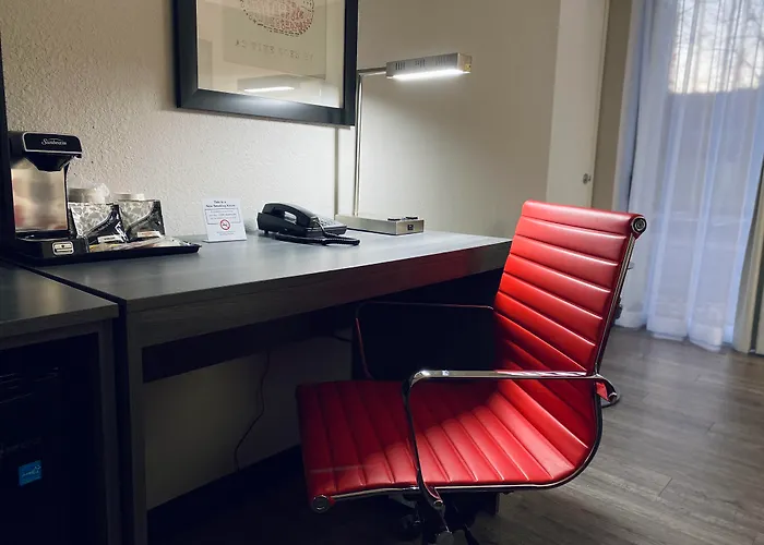 Ramada By Wyndham Hartford North - Bradley Airport