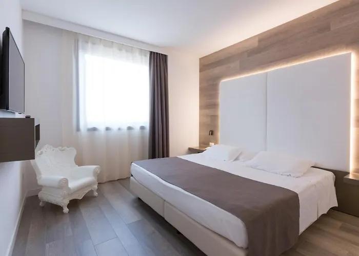 City Hotel & Suites