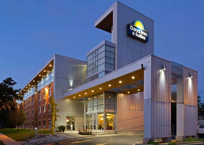Days Inn & Suites By Wyndham Milwaukee