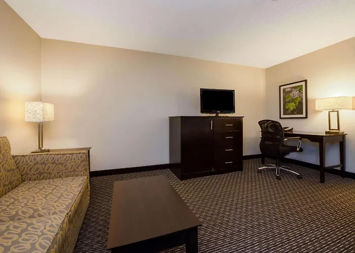 La Quinta By Wyndham Cleveland Macedonia Hotel