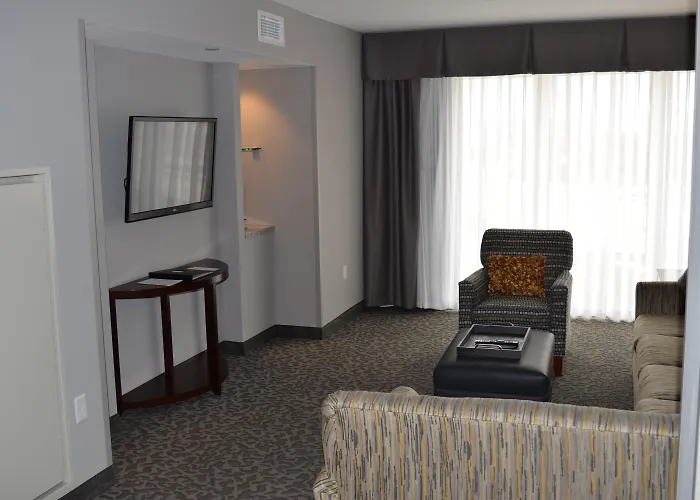 Holiday Inn And Suites East By Ihg
