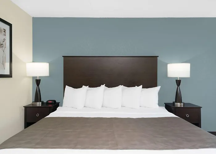 Baymont By Wyndham Owatonna Hotel