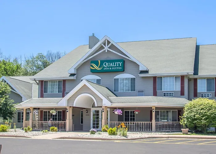 Quality Inn & Suites East Troy I-43
