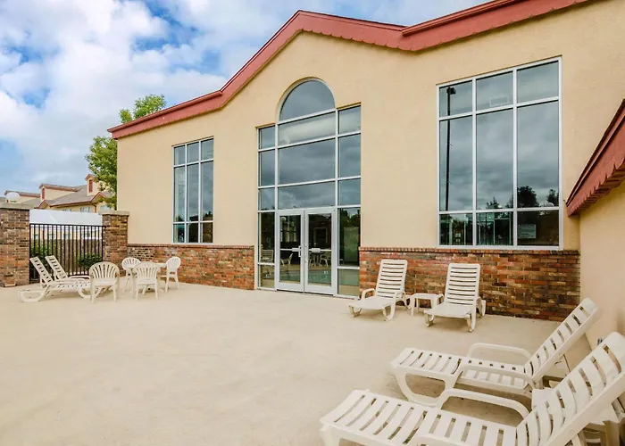 Quality Inn & Suites Carthage Near Precious Moments Chapel