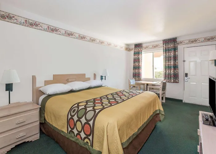 Super 8 By Wyndham Cottonwood Hotel