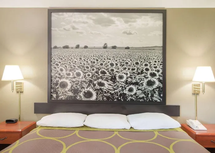 Super 8 By Wyndham Iola Ks Hotel