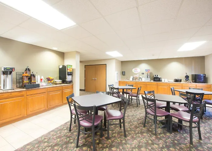 Super 8 By Wyndham Iola Ks