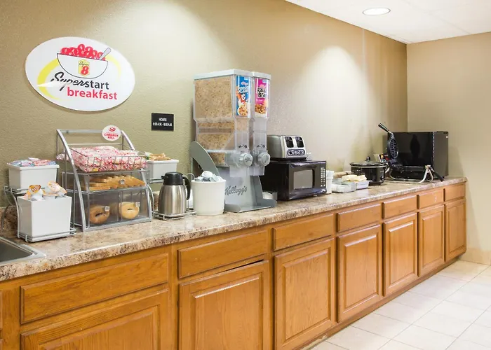 Super 8 By Wyndham Iola Ks