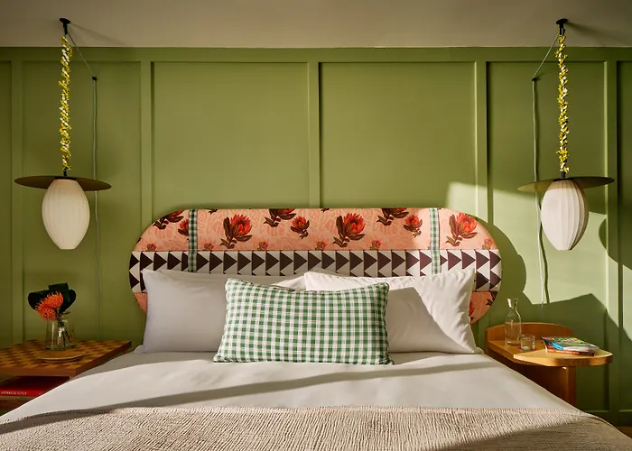 Wayfinder Waikiki - Voted Top 10 Best Hotels In Hawaii! Honolulu