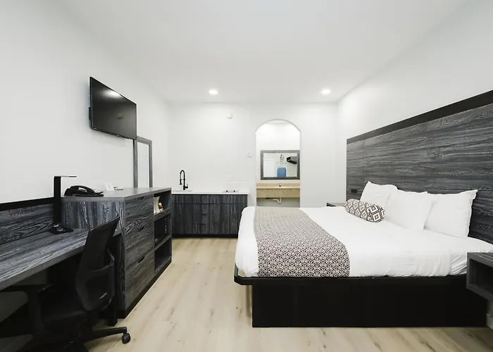 Sapphire Inn & Suites
