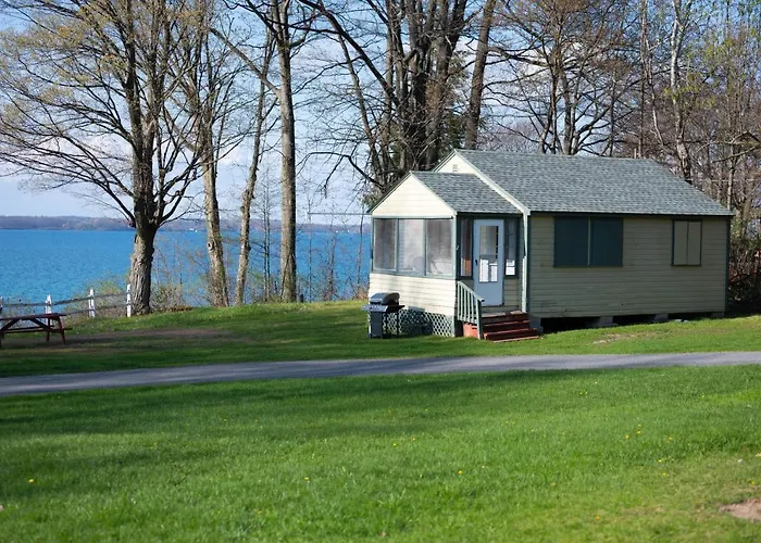 Fair Wind Motel And Cottages