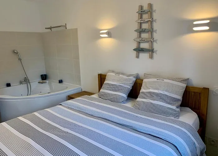 LA BADINE Appartement rénové Haut de game et Parc Prestations Premiumamme avec Climatisation Vue Pisc Hyères