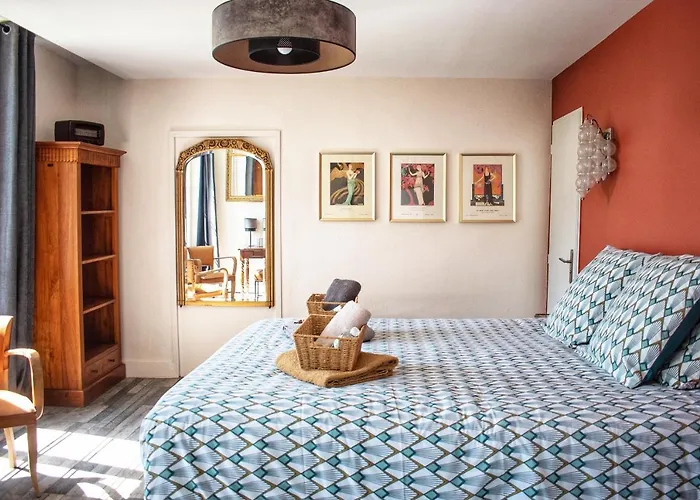 Les Volets Violets Bed & Breakfast Salles 