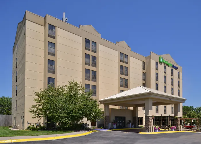 Holiday Inn Express & Suites Central Omaha By Ihg