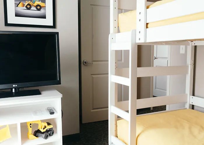 Holiday Inn And Suites East By Ihg