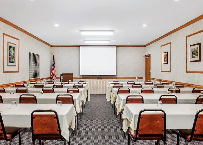Days Inn By Wyndham Marquette