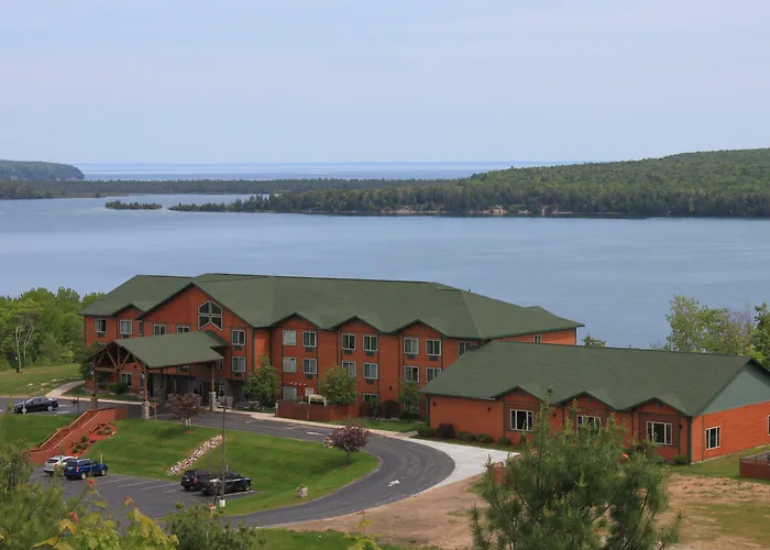 Munising Hotels With Jacuzzi in Room