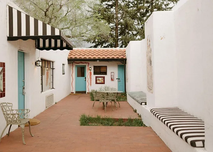 El Rey Court