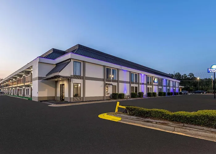 Days Inn & Suites By Wyndham Fort Bragg/Cross Creek Mall