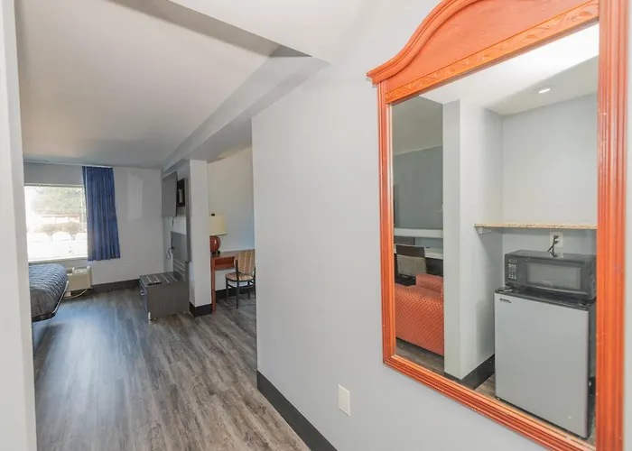 Jamestown Inn & Suites Riverdale