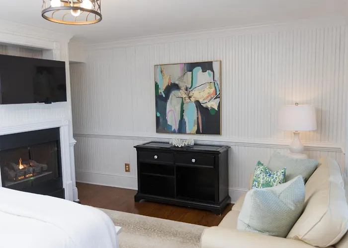 The Burrus House Inn Waterfront Suites Manteo