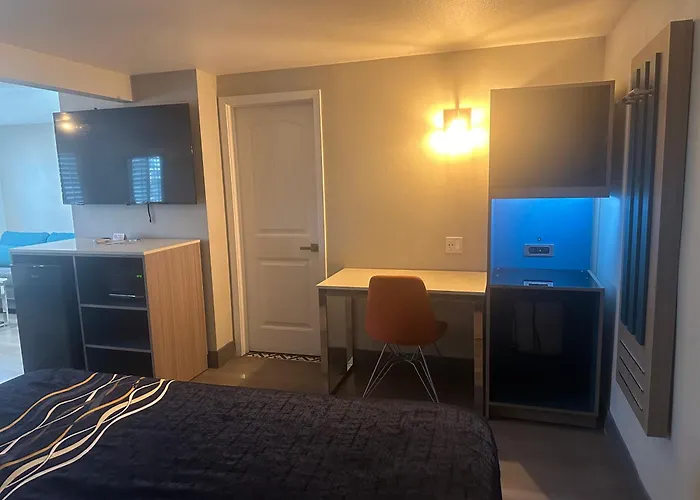Super 8 By Wyndham Oceanside Downtown Hotel