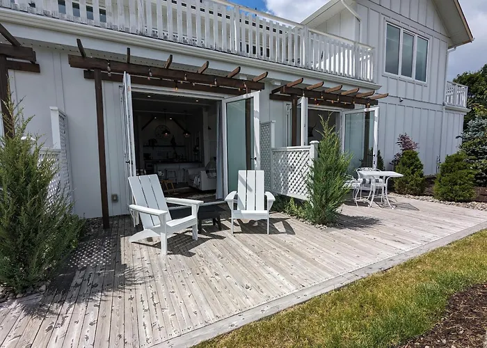 Autumn Lane B&B, Farmhouse Elegance & Stunning Lakeviews